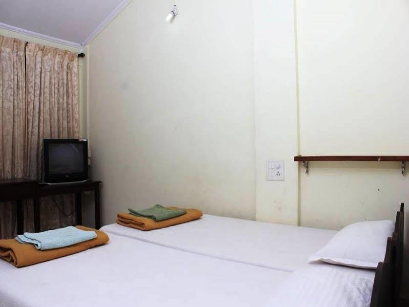 Oyo 833 Hotel Prince Santosh Holiday Homes アーポラ エクステリア 写真